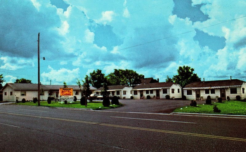 Wonderland Motel & Cabins - Vintage Postcard